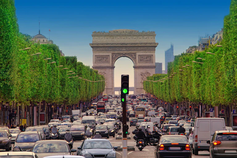 Atasco cerca del Arco del Triunfo en París