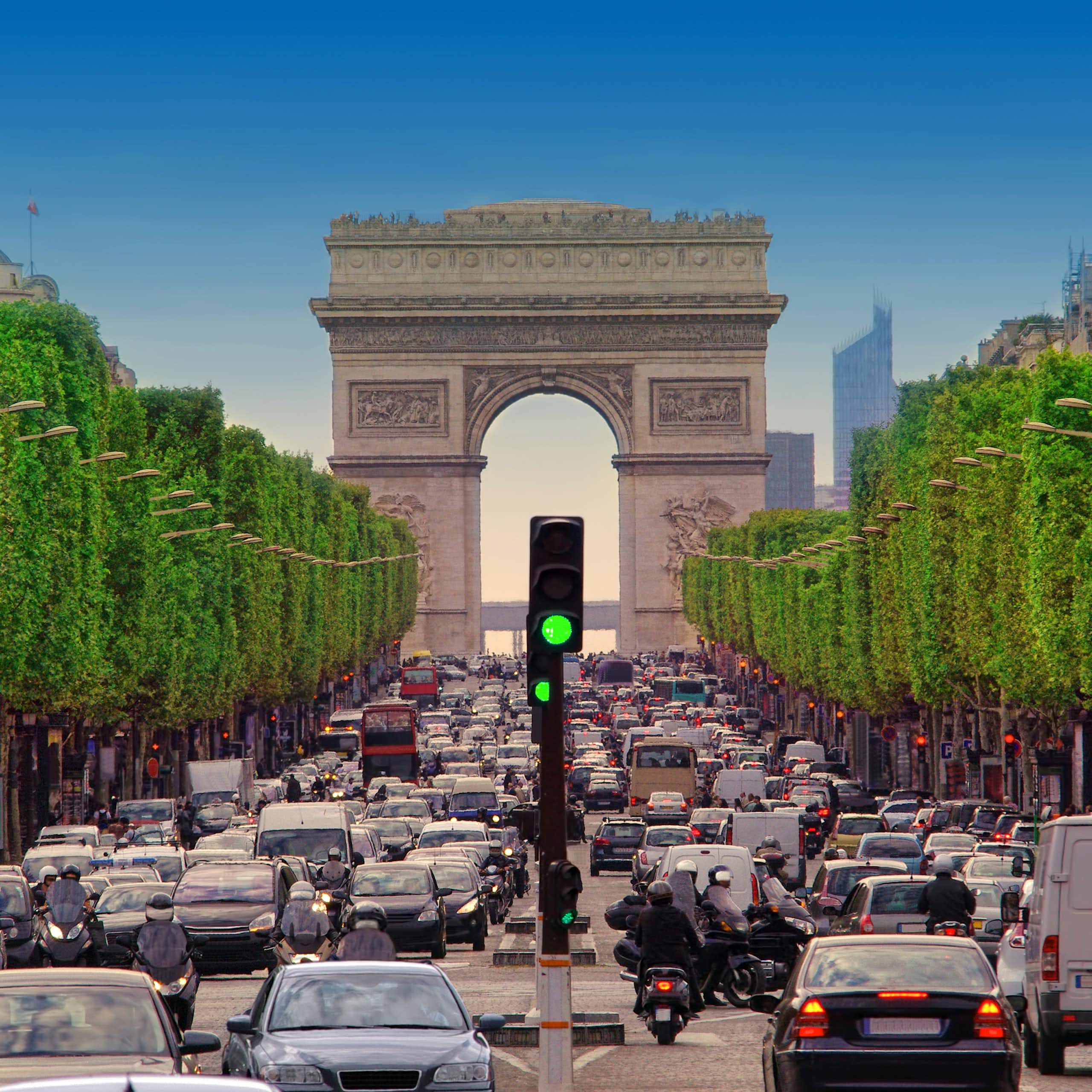 Atasco cerca del Arco del Triunfo en París