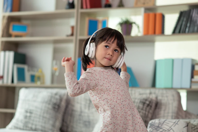 Niña con cascos bailando