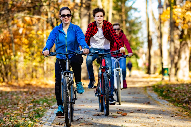 Un grupo de amigos montando en bicicleta en un parque