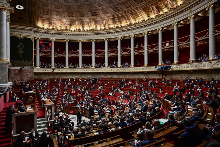 Cette vue générale montre des membres du parlement (députés) lors d'une séance de questions au gouvernement à l'Assemblée nationale à Paris, le 20 février 2019.