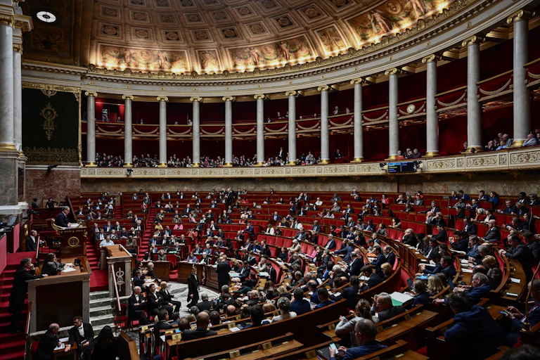 Cette vue générale montre des membres du parlement (députés) lors d'une séance de questions au gouvernement à l'Assemblée nationale à Paris, le 20 février 2019.