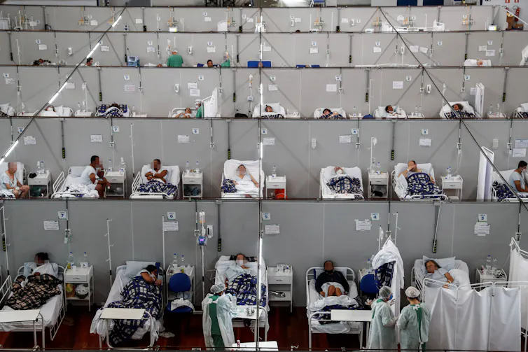 Des dizaines de patients reposent dans des lits d’hôpital