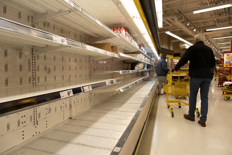 Estanterías vacías en un supermercado