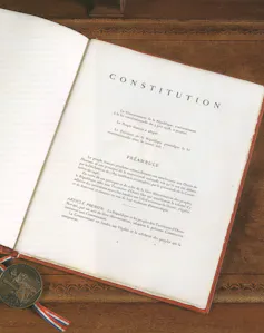 Image montrant la Constitution française avec le sceau de la République Française
