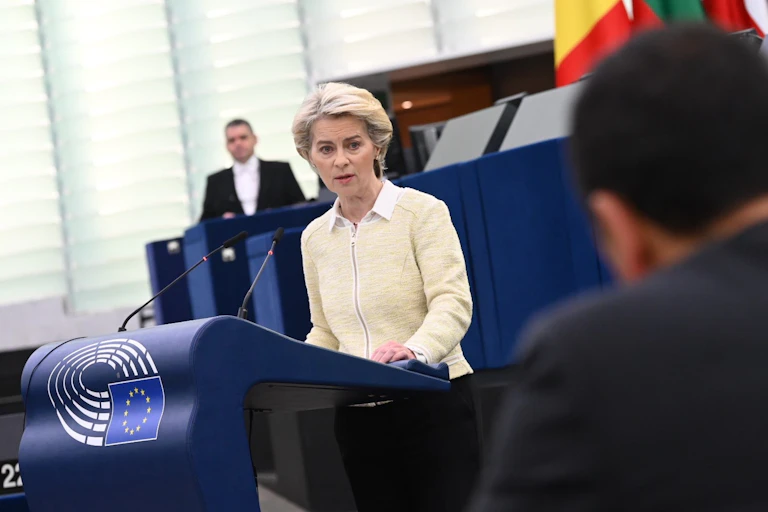 Ursula von der Leyen hablando en atril en la CE