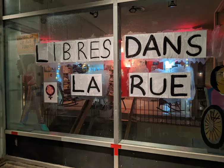 collage de papiers « libres dans la rue »