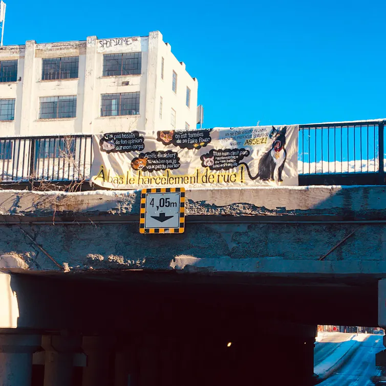 banderole -- à bas le harcèlement de rue -- au bord d’un viaduc