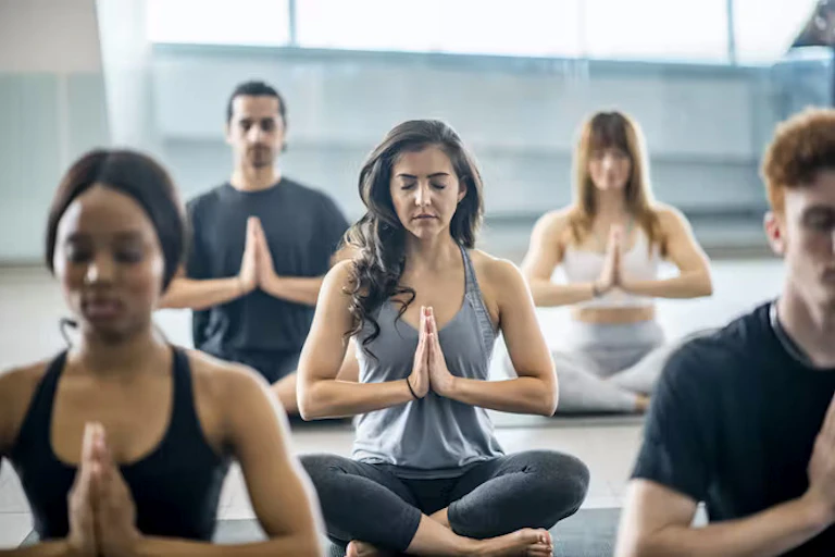 Lima orang sedang melakukan meditasi dengan tangan terlipat dalam pose berdoa.