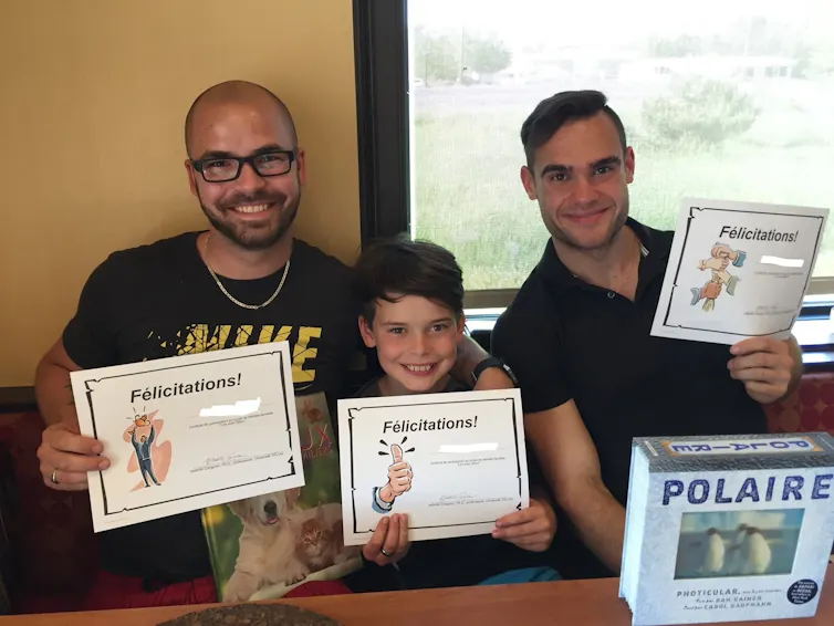 3 hommes d’âge différent tiennent un certificat