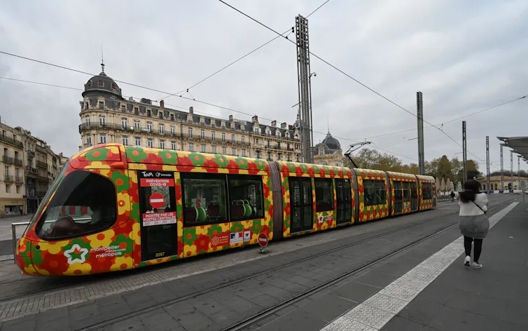 Une femme attend le tramway à la station Place de la Comédie à Montpellier, le 23 mars 2020, dans le sud de la France