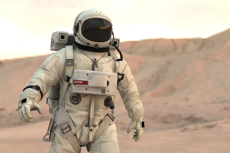 Con una colina rosada de fondo, un astronauta camina por el suelo marciano.