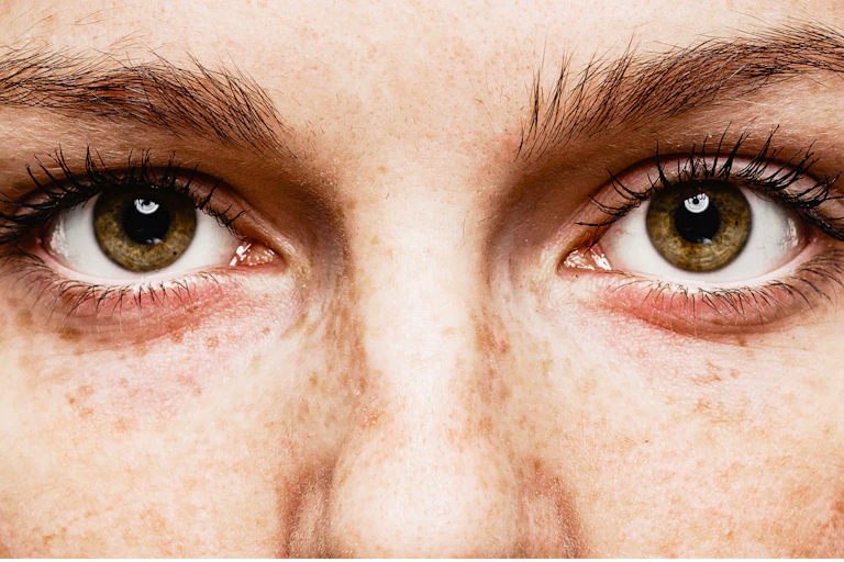 Gros plan sur les yeux d'une femme