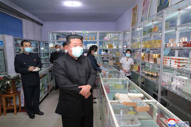 Kim Jong-un en una farmacia.