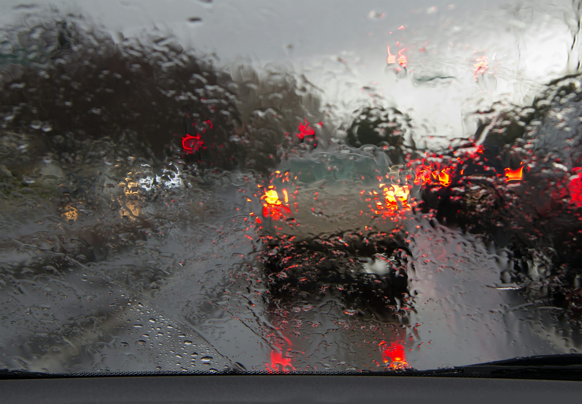Do people drive differently in the rain? Here's what the research says