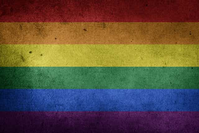 Bendera pelangi sebenarnya merupakan simbol perdamaian, namun kini identik sebagai ikon perjuangan hak-hak kelompok minoritas gender.