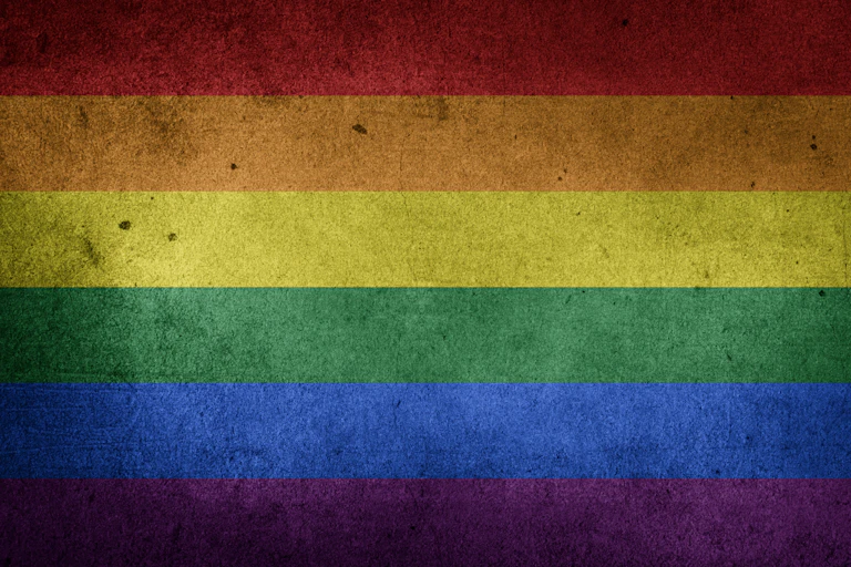 Bendera pelangi sebenarnya merupakan simbol perdamaian, namun kini identik sebagai ikon perjuangan hak-hak kelompok minoritas gender.