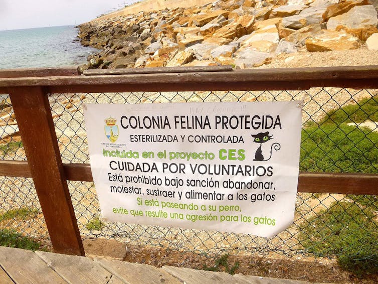 Cartel de colonia felina protegida.