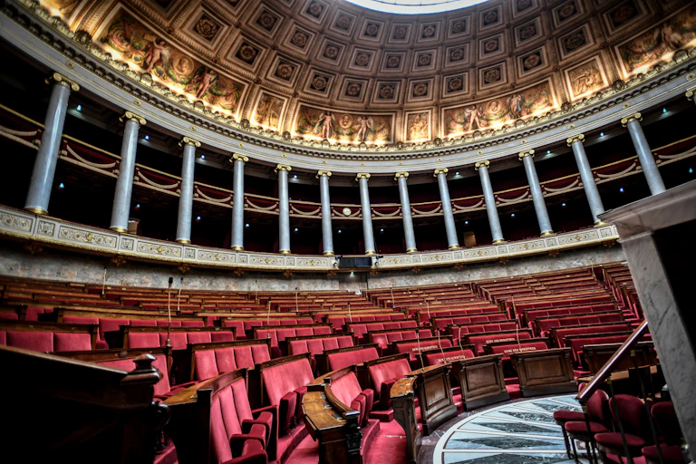 Une photographie prise le 17 mai 2022 montre une vue générale de l'hémicycle de l'Assemblée nationale française à Paris.