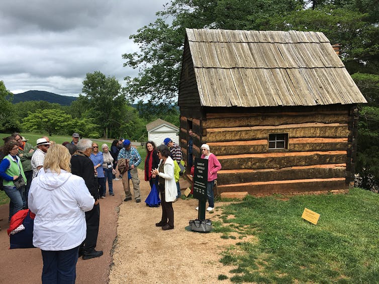 Multitud de visitantes escuchando a un guía turístico durante el Tour de la Esclavitud en Monticello