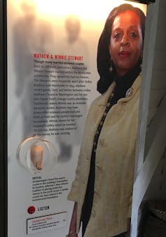 Fotografía de tamaño completo de la Sra. Leontyne Peck con texto que describe a sus antepasados ​​​​esclavizados