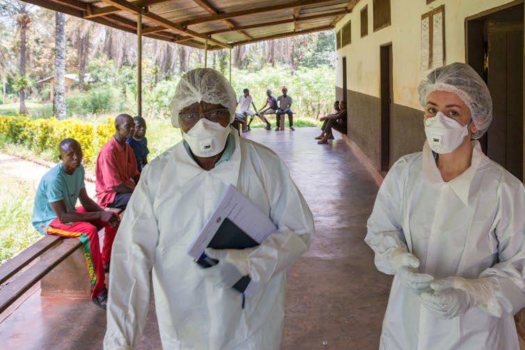 Photo d’Emmanuel Nakoune et Camille Besombes à Zoméa, dans la Lobaye, en RCA, pour une investigation d’épidémie de variole du singe.