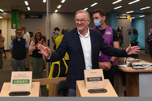 Labor to form government as both major parties' primary votes slump