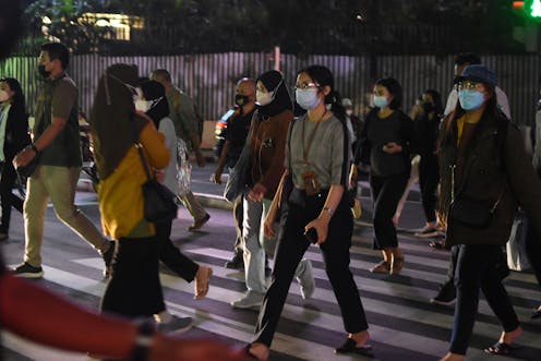 Pakar Menjawab: apakah kebijakan bebas masker di luar ruangan tepat saat ini?