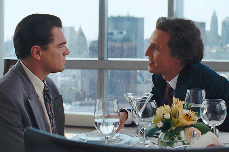 Scène du film « Le Loup de Wall Street », avec Matthew McConaughey et Leonardo DiCaprio.