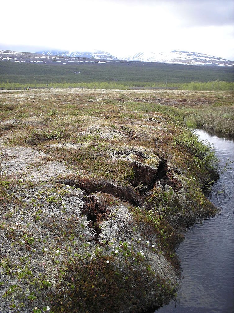 En se réchauffant, le permafrost (ou pergélisol) devient instable et se fissure. Dentren/Wikimedia, CC BY-SA