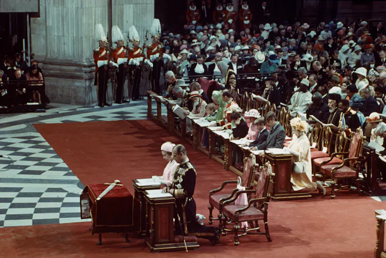 Below kneel in prayer at St Paul's cathedral.