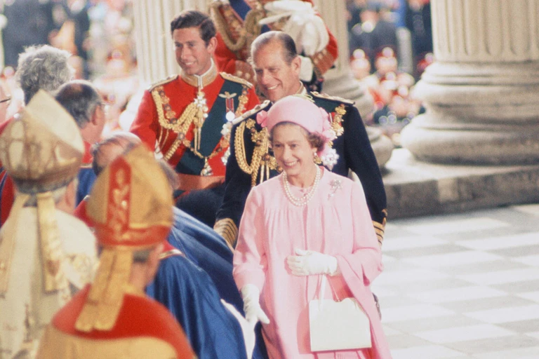 Queen meets men in religious dress.
