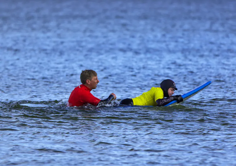 Un surfeur sauveteur los d’une démonstration-formation