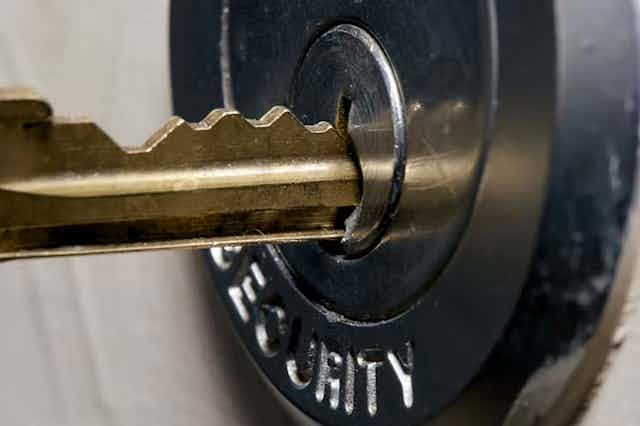 Tembakan jarak dekat dari kunci logam yang dimasukkan ke dalam kunci.