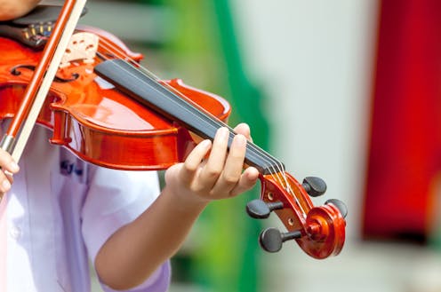 Las ventajas de aprender música tocando para otros
