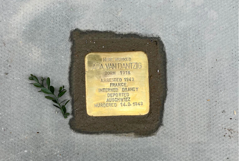 A bonze plaque in ground inscribed with the words.