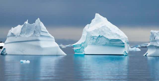 Trois gros icebergs alignés