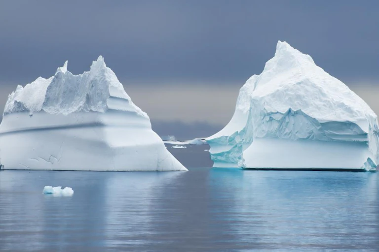 Trois gros icebergs alignés