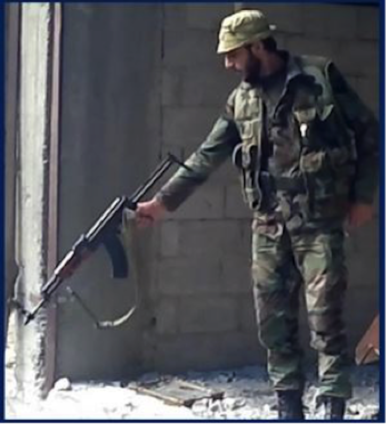 Sur l’une des vidéos, on voit un soldat exécuter plusieurs dizaines de personnes. Il s’agirait d’un sous-officier des renseignements militaires à Damas (Branche 227), également responsable de la sécurité du front sud de la banlieue de Damas depuis le soulèvement en 2011.