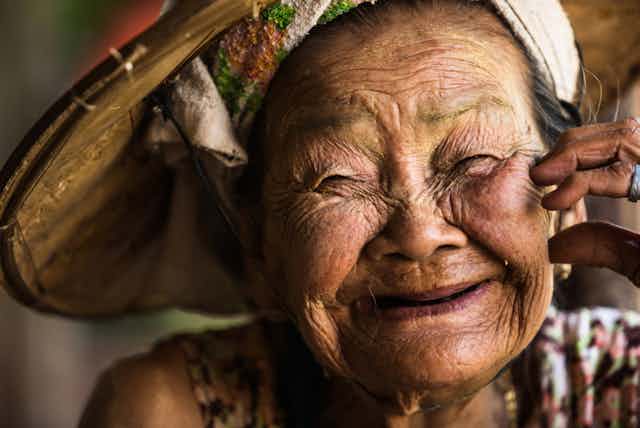 Une femme asiatique non identifiée, très âgée, regarde fixement avec un regard étroit et un visage charmant à Phop Phra, Tak, Thaïlande.