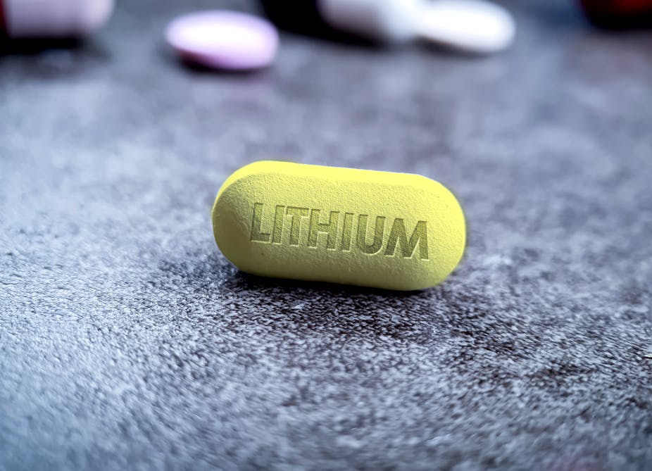 Une pilule marquée lithium est posée sur un fond gris