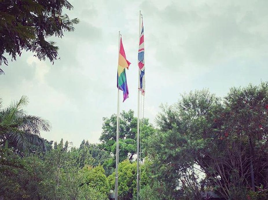 Bendera pelangi berdampingan dengan bendera Inggris Raya dikibarkan di halaman Kedutaan Besar Inggris Raya di Jakarta.