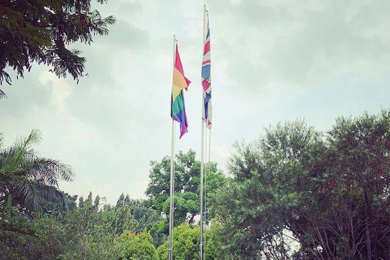 Bendera pelangi berdampingan dengan bendera Inggris Raya dikibarkan di halaman Kedutaan Besar Inggris Raya di Jakarta.