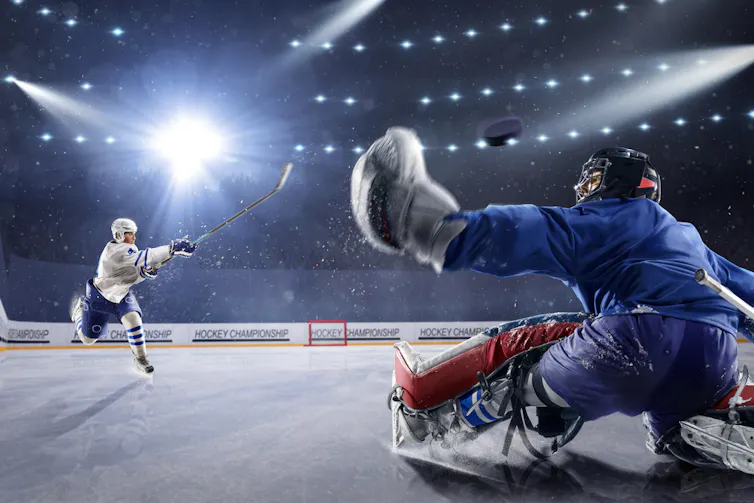 2 hommes jouant au hockey