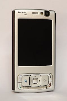 Un Nokia N95 con su teclado cerrado.