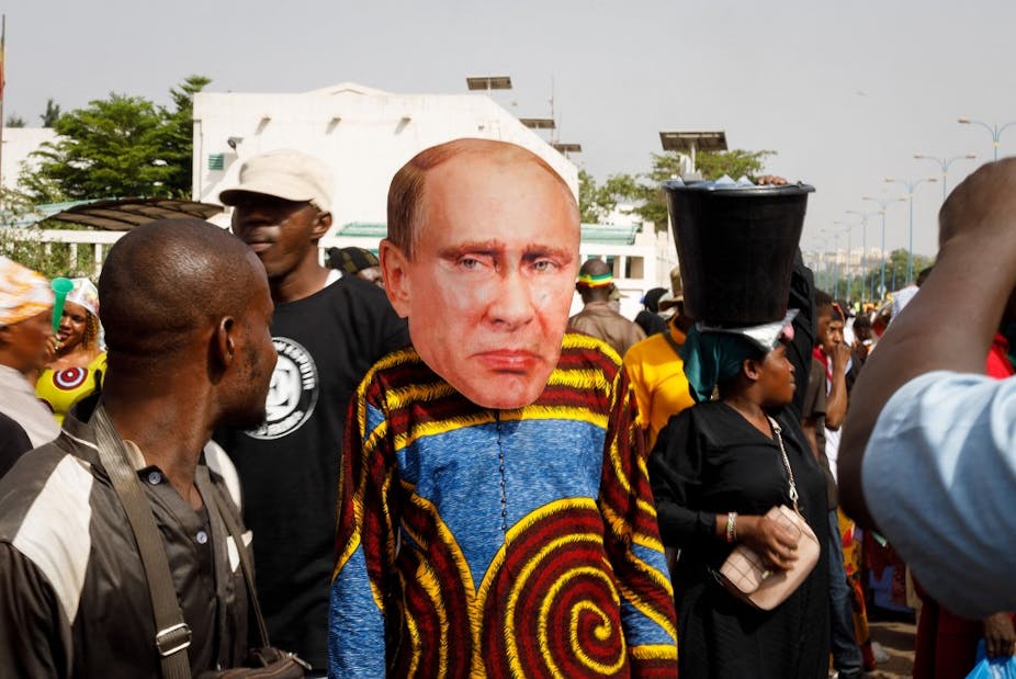 Des manifestants à Bamako. L'un d'eux porte un masque de Vladimir Poutine.