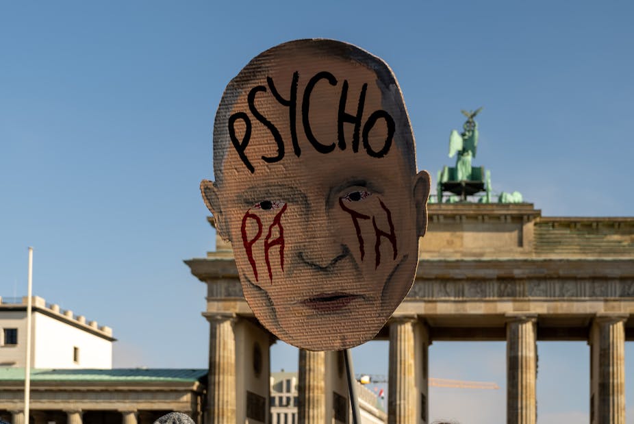 Caricature de Vladimir Poutine barrée de l'inscription « Psychopath » devant la Porte de Brandebourg à Berlin.