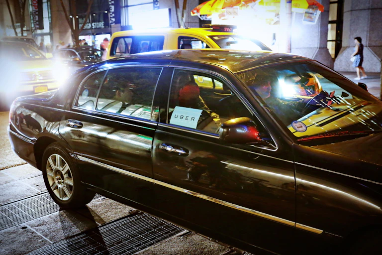 voiture uber dans le trafic la nuit