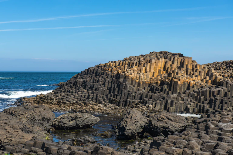 Des orgues basaltiques de la Chaussée des Géants, au nord de l'Irlande.