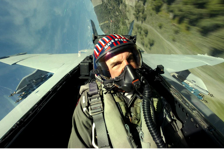 Gros plan sur le personnage de Maverick (Top Gun) en plein vol